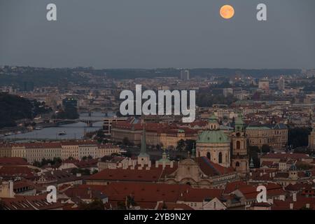 Prag, Tschechische Republik. Oktober 2024. Supermond über dem Panorama des historischen Teils der tschechischen Hauptstadt Prag. Der historische Teil von Prag ist Teil des UNESCO-Weltkulturerbes. Der Vollmond im Oktober, auch bekannt als der Jägermond, ist der größte und hellste Supermond in diesem Jahr. (Foto: Tomas Tkacik/SOPA Images/SIPA USA) Credit: SIPA USA/Alamy Live News Stockfoto