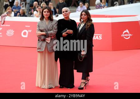 Rom, Italien. Oktober 2024. ELISA Fuksas (l), Doriana O.. Mandrelli (c) und Lavinia Fuksas (r) besuchen den roten Teppich des Films „Marko Polo“ beim Rome Film fest 2024 im Auditroium Parco della Musica. Quelle: SOPA Images Limited/Alamy Live News Stockfoto