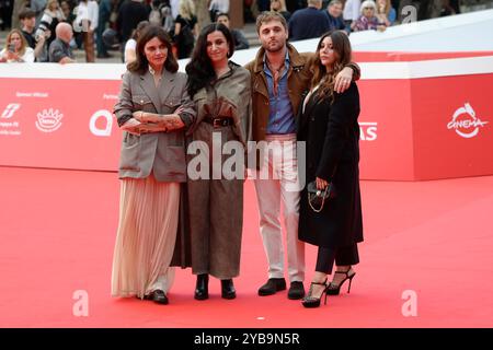 Rom, Italien. Oktober 2024. ELISA Fuksas (l), Elisa Casseri (c), Flavio Furno (c) und Lavinia Fuksas (r) besuchen den roten Teppich des Films „Marko Polo“ beim Rome Film fest 2024 im Auditroium Parco della Musica. Quelle: SOPA Images Limited/Alamy Live News Stockfoto