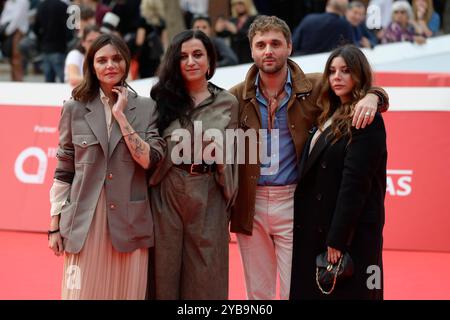 Rom, Italien. Oktober 2024. ELISA Fuksas (l), Elisa Casseri (c), Flavio Furno (c) und Lavinia Fuksas (r) besuchen den roten Teppich des Films „Marko Polo“ beim Rome Film fest 2024 im Auditroium Parco della Musica. Quelle: SOPA Images Limited/Alamy Live News Stockfoto