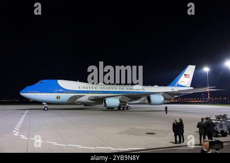 Joe Biden, Ankunft am Flughafen BER, Berlin, 17.10.2024 Joe Biden bei der Ankunft mit der Air Force One am Flughafen BER, Berlin, 17.10.2024 Berlin Flughafen BER *** Joe Biden, Ankunft am Flughafen BER, Berlin, 17 10 2024 Joe Biden Ankunft mit der Air Force One am Flughafen BER, Berlin, 17 10 2024 Berlin Flughafen BER Copyright: XBenxKriemannx Stockfoto