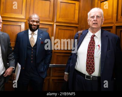 Der ehemalige Staatsanwalt von Fulton County (Georgia) Nathan Wade. Links lächelt, als er und der ehemalige Gouverneur Roy Barnes (Demokrat von Georgia) in einem Aufzug stehen, während sie nach einem Treffen mit Mitarbeitern des Justizkomitees des United States House über seine romantische Beziehung zu Fulton County (Georgia) District Attorney Fani Willis im Rayburn House Office Building auf Capitol Hill in Washington, DC am Dienstag, den 15. Oktober 2024, in einem Aufzug aufbrechen. Willis und Wade leiteten die Ermittlungen, die zur Anklage gegen Trump und 18 seiner Verbündeten für angeblich Inter führten Stockfoto