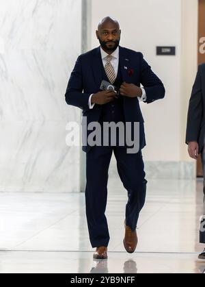 Nathan Wade, der ehemalige Staatsanwalt von Fulton County (Georgia), kehrt nach einer Pause zurück, als er am Dienstag, den 15. Oktober 2024 im Rayburn House Office Building auf dem Capitol Hill in Washington, D.C. mit Mitarbeitern des Justizkomitees des United States House über seine romantische Beziehung mit dem Staatsanwalt von Fulton County (Georgia), Fani Willis, im Rayburn House Office Building des ehemaligen US-Präsidenten Donald Trump, USA, am 15. Willis und Wade leiteten die Ermittlungen, die zur Anklage gegen Trump und 18 seiner Verbündeten führten, weil sie sich in die Präsidentschaftswahlen 2020 in Georgien eingemischt hatten. Kredit: Ron Sachs/CNP für New York POS Stockfoto