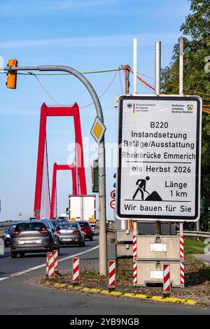 Verkehr auf der Rheinbrücke Emmerich, Bundesstraße B220, längste Hängebrücke Deutschlands, wird zur Zeit saniert, Brückenschäden, Hinweisschild, Niederrhein, NRW, Deutschland, Rheinbrücke Emmerich *** Verkehr auf der Rheinbrücke Emmerich, Bundesautobahn B220, längste Hängebrücke Deutschlands, derzeit renoviert, Brückenbeschädigung, Informationsschild, Niederrhein, NRW, Deutschland, Rheinbrücke Emmerich Stockfoto