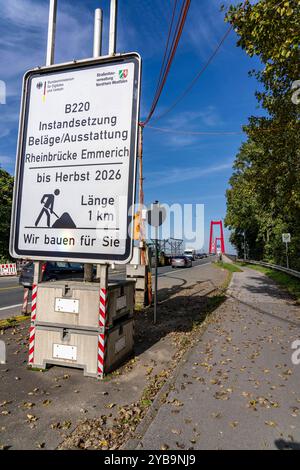 Verkehr auf der Rheinbrücke Emmerich, Bundesstraße B220, längste Hängebrücke Deutschlands, wird zur Zeit saniert, Brückenschäden, Hinweisschild, Niederrhein, NRW, Deutschland, Rheinbrücke Emmerich *** Verkehr auf der Rheinbrücke Emmerich, Bundesautobahn B220, längste Hängebrücke Deutschlands, derzeit renoviert, Brückenbeschädigung, Informationsschild, Niederrhein, NRW, Deutschland, Rheinbrücke Emmerich Stockfoto