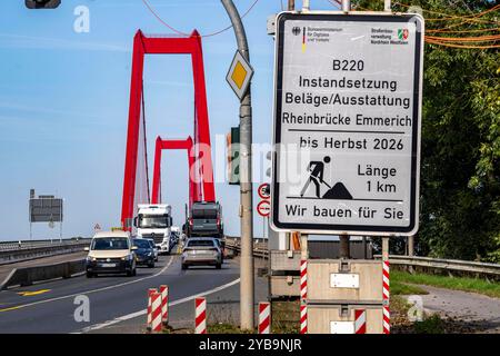 Verkehr auf der Rheinbrücke Emmerich, Bundesstraße B220, längste Hängebrücke Deutschlands, wird zur Zeit saniert, Brückenschäden, Hinweisschild, Niederrhein, NRW, Deutschland, Rheinbrücke Emmerich *** Verkehr auf der Rheinbrücke Emmerich, Bundesautobahn B220, längste Hängebrücke Deutschlands, derzeit renoviert, Brückenbeschädigung, Informationsschild, Niederrhein, NRW, Deutschland, Rheinbrücke Emmerich Stockfoto