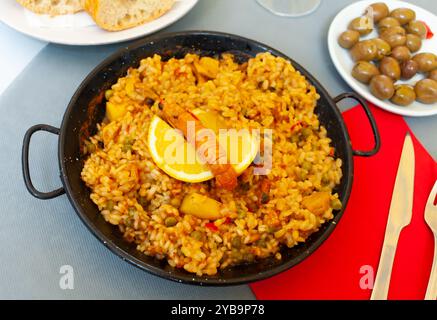 Paella marinera mit Zitrone auf eisernem Frypan Stockfoto