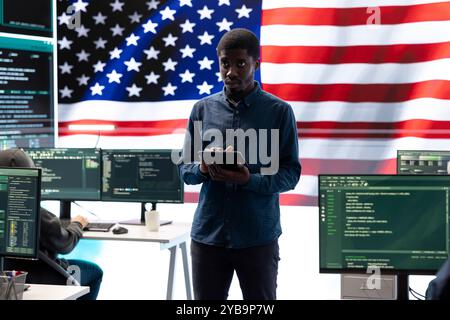 Ein amerikanischer Hacker in einem Regierungsraum zur Cyberabwehr, der fortschrittliche Technologien und Hacker-Tools vorstellt. Arbeit in den Bereichen Cybersicherheit, digitale Sicherheit und nationale Sicherheit. Stockfoto