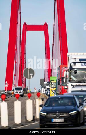 Verkehr auf der Rheinbrücke Emmerich, Bundesstraße B220, längste Hängebrücke Deutschlands, wird zur Zeit saniert, Brückenschäden, Niederrhein, NRW, Deutschland, Rheinbrücke Emmerich *** Verkehr auf der Rheinbrücke Emmerich, Bundesautobahn B220, längste Hängebrücke Deutschlands, derzeit in Renovierung, Brückenschaden, Niederrhein, NRW, Deutschland, Rheinbrücke Emmerich Stockfoto