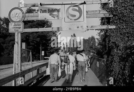 IFA Deutschland, Berlin, 01.09.1991, Weg zum S-Bahnhof Messe Nord / ICC, Internationale Funkausstellung IFA, in den Messehallen am Funkturm, Â *** IFA Deutschland, Berlin, 01 09 1991, Weg zum S-Bahnhof Messe Nord ICC, Internationale Consumer Electronics Messe IFA, in den Messehallen am Funkturm, Â Stockfoto