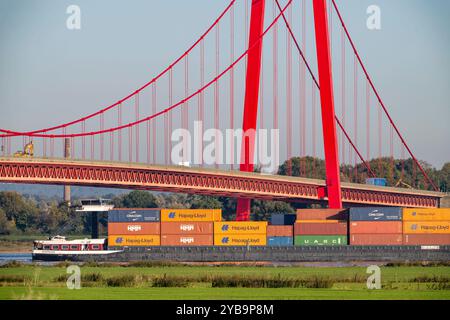 Die Rheinbrücke Emmerich, Bundesstraße B220, längste Hängebrücke Deutschlands, wird zur Zeit saniert, Brückenschäden, Containerfrachtschiff auf dem Rhein, Niederrhein, NRW, Deutschland, Rheinbrücke Emmerich *** die Rheinbrücke Emmerich, Bundesstraße B220, längste Hängebrücke Deutschlands, wird zur Zeit saniert, Brückenschäden, Containerfrachtschiff auf dem Rhein, Niederrhein, NRW, Deutschland, Rheinbrücke Emmerich, Rheinbrücke Emmerich, Deutschland, Rheinbrücke Emmerich Stockfoto