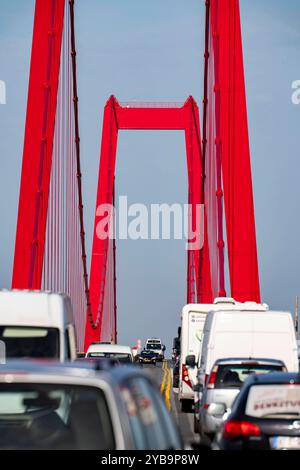 Verkehr auf der Rheinbrücke Emmerich, Bundesstraße B220, längste Hängebrücke Deutschlands, wird zur Zeit saniert, Brückenschäden, Niederrhein, NRW, Deutschland, Rheinbrücke Emmerich *** Verkehr auf der Rheinbrücke Emmerich, Bundesautobahn B220, längste Hängebrücke Deutschlands, derzeit in Renovierung, Brückenschaden, Niederrhein, NRW, Deutschland, Rheinbrücke Emmerich Stockfoto