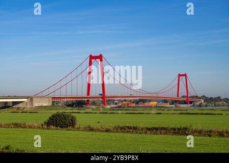 Die Rheinbrücke Emmerich, Bundesstraße B220, längste Hängebrücke Deutschlands, wird zur Zeit saniert, Brückenschäden, Containerfrachtschiff auf dem Rhein, Niederrhein, NRW, Deutschland, Rheinbrücke Emmerich *** die Rheinbrücke Emmerich, Bundesstraße B220, längste Hängebrücke Deutschlands, wird zur Zeit saniert, Brückenschäden, Containerfrachtschiff auf dem Rhein, Niederrhein, NRW, Deutschland, Rheinbrücke Emmerich, Rheinbrücke Emmerich, Deutschland, Rheinbrücke Emmerich Stockfoto