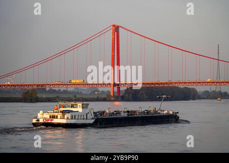 Die Rheinbrücke Emmerich, Bundesstraße B220, längste Hängebrücke Deutschlands, wird zur Zeit saniert, Brückenschäden, Frachtschiff auf dem Rhein, Niederrhein, NRW, Deutschland, Rheinbrücke Emmerich *** die Rheinbrücke Emmerich, Bundesstraße B220, längste Hängebrücke Deutschlands, wird zur Zeit saniert, Brückenschäden, Frachtschiff auf dem Rhein, Niederrhein, NRW, Deutschland, Rheinbrücke Emmerich, Rheinbrücke Emmerich Stockfoto