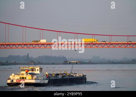 Die Rheinbrücke Emmerich, Bundesstraße B220, längste Hängebrücke Deutschlands, wird zur Zeit saniert, Brückenschäden, Frachtschiff auf dem Rhein, Niederrhein, NRW, Deutschland, Rheinbrücke Emmerich *** die Rheinbrücke Emmerich, Bundesstraße B220, längste Hängebrücke Deutschlands, wird zur Zeit saniert, Brückenschäden, Frachtschiff auf dem Rhein, Niederrhein, NRW, Deutschland, Rheinbrücke Emmerich, Rheinbrücke Emmerich Stockfoto