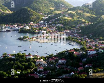 terre de haut, les saintes, guadeloupe, Blick auf das Chameau im Morgenlicht auf die Stadt und den Hafen Stockfoto