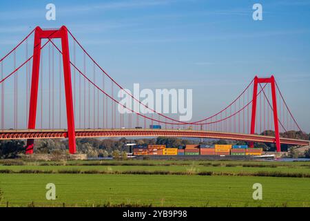 Die Rheinbrücke Emmerich, Bundesstraße B220, längste Hängebrücke Deutschlands, wird zur Zeit saniert, Brückenschäden, Containerfrachtschiff auf dem Rhein, Niederrhein, NRW, Deutschland, Rheinbrücke Emmerich *** die Rheinbrücke Emmerich, Bundesstraße B220, längste Hängebrücke Deutschlands, wird zur Zeit saniert, Brückenschäden, Containerfrachtschiff auf dem Rhein, Niederrhein, NRW, Deutschland, Rheinbrücke Emmerich, Rheinbrücke Emmerich, Deutschland, Rheinbrücke Emmerich Stockfoto