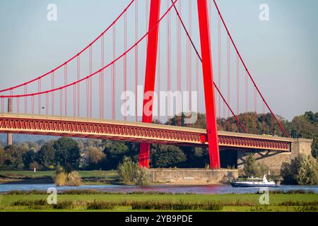 Die Rheinbrücke Emmerich, Bundesstraße B220, längste Hängebrücke Deutschlands, wird zur Zeit saniert, Brückenschäden, Boot der Wasserschutzpolizei, WSP7, Niederrhein, NRW, Deutschland, Rheinbrücke Emmerich *** die Rheinbrücke Emmerich, Bundesstraße B220, längste Hängebrücke Deutschlands, wird derzeit saniert, Brückenschaden, Wasserpolizeiboot, WSP7, Niederrhein, NRW, Deutschland, Rheinbrücke Emmerich Stockfoto