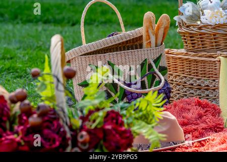 Charlotte, NC, USA. Oktober 2024. Ein lebhaftes Herbstpicknick bietet farbenfrohe Kürbisse, Äpfel, Wurstwaren, frisches Brot, Käse, und warme Getränke. Umgeben von goldenen Blättern und gemütlichen Decken in der frischen Herbstluft. (Kreditbild: © Walter G. Arce Sr./ASP via ZUMA Press Wire) NUR REDAKTIONELLE VERWENDUNG! Nicht für kommerzielle ZWECKE! Stockfoto