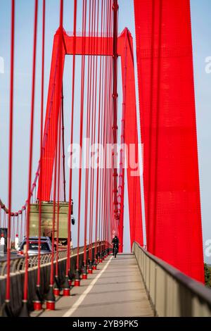 Verkehr auf der Rheinbrücke Emmerich, Bundesstraße B220, längste Hängebrücke Deutschlands, wird zur Zeit saniert, Brückenschäden, Radweg, Niederrhein, NRW, Deutschland, Rheinbrücke Emmerich *** Verkehr auf der Rheinbrücke Emmerich, Bundesstraße B220, längste Hängebrücke Deutschlands, derzeit renoviert, Brückenschaden, Radweg, Niederrhein, NRW, Deutschland, Rheinbrücke Emmerich Stockfoto