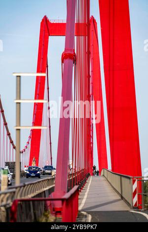 Verkehr auf der Rheinbrücke Emmerich, Bundesstraße B220, längste Hängebrücke Deutschlands, wird zur Zeit saniert, Brückenschäden, Radweg, Niederrhein, NRW, Deutschland, Rheinbrücke Emmerich *** Verkehr auf der Rheinbrücke Emmerich, Bundesstraße B220, längste Hängebrücke Deutschlands, derzeit renoviert, Brückenschaden, Radweg, Niederrhein, NRW, Deutschland, Rheinbrücke Emmerich Stockfoto