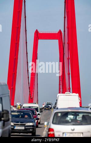 Verkehr auf der Rheinbrücke Emmerich, Bundesstraße B220, längste Hängebrücke Deutschlands, wird zur Zeit saniert, Brückenschäden, Niederrhein, NRW, Deutschland, Rheinbrücke Emmerich *** Verkehr auf der Rheinbrücke Emmerich, Bundesautobahn B220, längste Hängebrücke Deutschlands, derzeit in Renovierung, Brückenschaden, Niederrhein, NRW, Deutschland, Rheinbrücke Emmerich Stockfoto