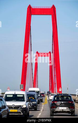 Verkehr auf der Rheinbrücke Emmerich, Bundesstraße B220, längste Hängebrücke Deutschlands, wird zur Zeit saniert, Brückenschäden, Niederrhein, NRW, Deutschland, Rheinbrücke Emmerich *** Verkehr auf der Rheinbrücke Emmerich, Bundesautobahn B220, längste Hängebrücke Deutschlands, derzeit in Renovierung, Brückenschaden, Niederrhein, NRW, Deutschland, Rheinbrücke Emmerich Stockfoto