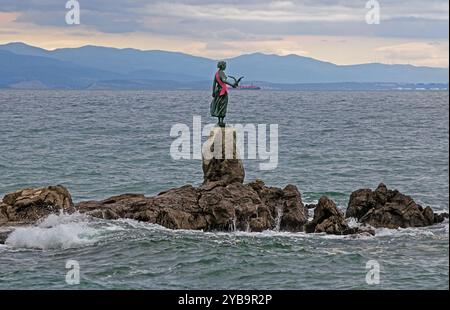 Opatija, Kroatien - 08. Oktober 2024: Alte Steinstatue, die 1956 vom Bildhauer Zvonko Car an der Lungomare-Promenade mit Blick auf die Kvarner Bucht gefertigt wurde. Sie h Stockfoto