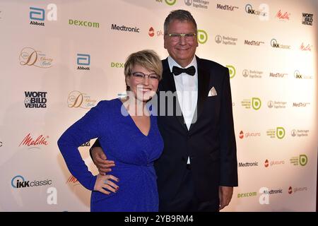 13. Diabetes Charity Gala Dr. Jens Kroeger, Vorstand, DiabetesDE, Andrea Ballschuh, Moderatorin Ankunft, zur 13. Diabetes Charity Gala und Verleihung des Thomas-Fuchsberger-Preisesund Verleihung des in Berlin, am 17.10.2024 *** 13 Diabetes Charity Gala Dr. Jens Kroeger, Vorsitzender, DiabetesDE, Andrea Ballschuh, Presenter Arrival, für die 13 Diabetes Charity Gala und Verleihung des Thomas Fuchsberger Preises und Verleihung des in Berlin, am 17 10 2024 Photopress Müller Stockfoto