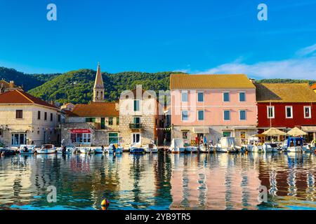 Farbenfrohe Häuser entlang der Küste und des Yachthafens, Stari Grad, Hvar, Kroatien Stockfoto