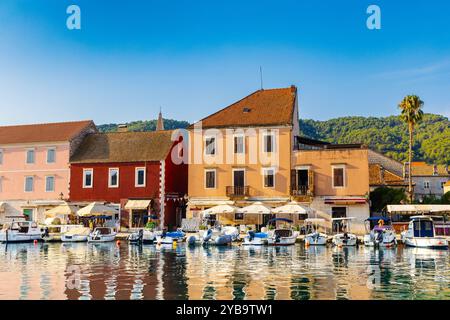 Farbenfrohe Häuser entlang der Küste und des Yachthafens, Stari Grad, Hvar, Kroatien Stockfoto