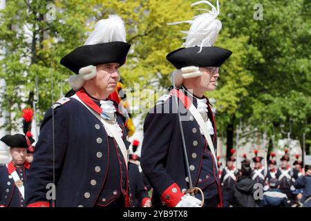 GENF; SCHWEIZ-04. Mai 2024: Offiziere mit Säbeln in der Milizuniform des Kantons Bern. Alte Grenadier-März-Teilnehmer, 275-jähriges Jubiläum von Stockfoto