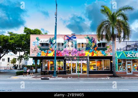 Farbenfrohes Wandbild an einem Gebäude und Party Cake Bakery, Little Havan, Miami, Florida, USA Stockfoto