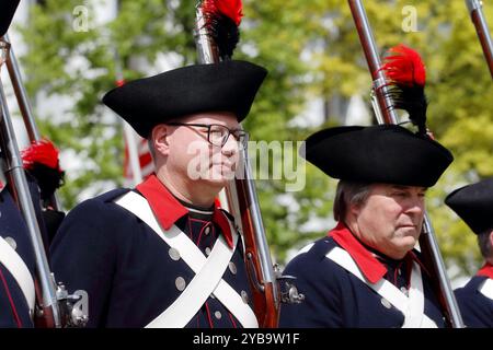 GENF; SCHWEIZ-04. Mai 2024: Alte Grenadiere marschieren Teilnehmer in der Berner Milizuniform, 275-jähriges Jubiläum der Vieux Grenadiers Societ Stockfoto