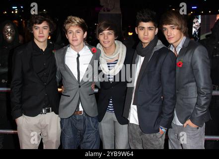 ONE DIRECTION - Harry Styles, Niall Horan, Louis Thomlinson, Zain Malik, Liam Payne'Harry Potter und die Heiligtümer des Todes: Teil 1' World Film Premiere, Empire Cinema Leicester Square und Odeon Leicester Square, London, England, Großbritannien, 11. November 2010. Halblange Boyband Gruppe x Faktor grau Anzug Jacke weiß Hemd Krawatte Schal Mohn gestreift Blazer schwarz CAP/ROS © Steve Ross/Capital Pictures/MediaPunch *** NUR USA** Stockfoto