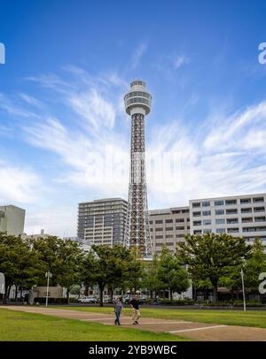 Der Yokohama Marine Tower vom Yamashita Park aus gesehen am 24. September 2024 in Yokohama, Japan Stockfoto