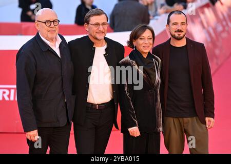 News - ROTER TEPPICH - LART DÃäTRE HEUREUX - 19. Rom Film Festival - TAG 2 Stefan Liberski L, Paola Malanga 2nd R und Gäste besuchen den LArt DEtre Heureux Roten Teppich während des 19. Rom Film Festivals im Auditorium Parco Della Musica am 17. Oktober 2024 in Rom, Italien.& XA& XA Rom Auditorium Parco della Musica Italien Copyright: XDomenicoxCippitellix/xLiveMediax LPN 1559779 Stockfoto