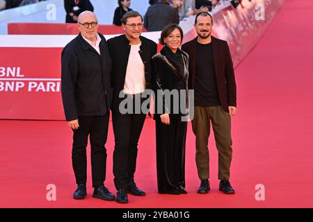 News - ROTER TEPPICH - LART DÃäTRE HEUREUX - 19. Rom Film Festival - TAG 2 Stefan Liberski L, Paola Malanga 2nd R und Gäste besuchen den LArt DEtre Heureux Roten Teppich während des 19. Rom Film Festivals im Auditorium Parco Della Musica am 17. Oktober 2024 in Rom, Italien.& XA& XA Rom Auditorium Parco della Musica Italien Copyright: XDomenicoxCippitellix/xLiveMediax LPN 1559778 Stockfoto