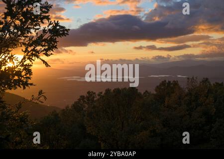 Sonnenuntergang im Ambroz-Tal vom Berg und den Landstrichen Granadilla horizontal Stockfoto