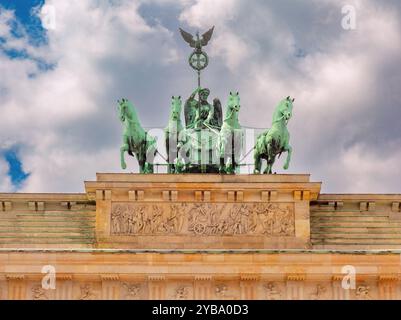 Nahaufnahme der Quadriga-Skulptur auf dem Brandenburger Tor in Berlin, Deutschland, mit einem Vierpferdewagen und der Göttin des Sieges gegen einen bewölkten Himmel Stockfoto