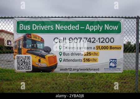 Anchorage, Alaska. Werbung für Busfahrer im Schulbezirk ab 25 Dollar pro Stunde mit einem 1000 Dollar Bonus. Stockfoto