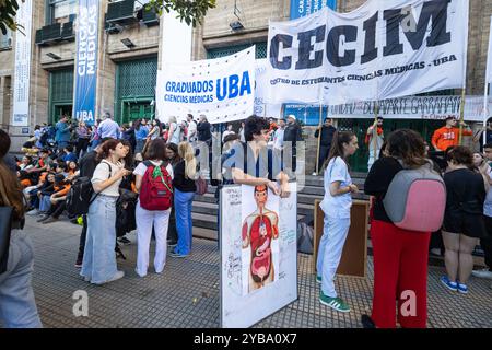 Buenos Aires, Argentinien. Oktober 2024. Ein Medizinstudent lehnt sich an eine Tafel und wartet darauf, während der Kundgebung zum Bildungsministerium zu marschieren. Studierende, Lehrer und nicht-Lehrkräfte nahmen an einem Protest Teil, der eine Gehaltserhöhung und eine Erhöhung der für die Universitäten bereitgestellten Mittel forderte. Der Antrag wurde vom Nationalkongress genehmigt und von Präsident Milei abgelehnt, der eine Prüfung durchführen möchte, um die Verwendung der von der Regierung an die Universitäten gesendeten Mittel zu untersuchen. Der Vorschlag ist auf Widerstand seitens der Universitätsbehörden gestoßen. (Bild: © Rosana Alvare Stockfoto