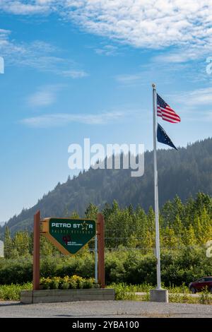 Valdez, Alaska. Schild am Eingang der Raffinerie Petro Star Valdez. In der Raffinerie werden Düsenkraftstoff JP-8, JP-5, Schiffsdiesel, Heizkraftstoff, und Stockfoto