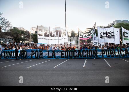 Buenos Aires, Argentinien. Oktober 2024. Die Demonstranten halten während der Demonstration vor dem Bildungsministerium ein Banner mit der Aufschrift „United for Public Education“. In dem eskalierenden Konflikt zwischen der Regierung und öffentlichen Universitäten hielten die Studentengewerkschaften der Universität Buenos Aires (UBA) einen fackelmarsch von der Plaza Houssay zum Pizzurno-Palast ab, dem Sitz des Bildungsministeriums. Zu ihnen gesellten sich Gewerkschaften, die Lehrer und Absolventen repräsentierten. (Credit Image: © Santi Garcia Diaz/SOPA Images via ZUMA Press Wi Stockfoto