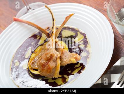 Gebackene Lammrippen mit Auberginen in Weinsauce Stockfoto