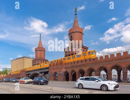 Blick auf die gelbe U-Bahn, die an einem sonnigen Tag die berühmte Oberbaumbrücke über die Spree in Berlin überquert Stockfoto