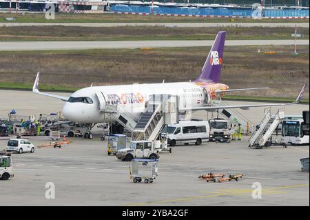 Air Cairo ist eine ägyptische Fluggesellschaft mit Sitz in Kairo und Basis auf dem Flughafen Kairo-International. Sie entstand im August 2003 und verwendet den Namen der ersten AirCairo, die gleichzeitig zur Cairo Aviation umfirmiert wurde. Foto: Airbus A320 am Flughafen Frankfurt *** Air Cairo ist eine ägyptische Fluggesellschaft mit Hauptsitz in Kairo und Sitz am Flughafen Kairo. Sie wurde im August 2003 gegründet und trägt den Namen AirCairo Aviation Photo Airbus A320 am Flughafen Frankfurt Stockfoto