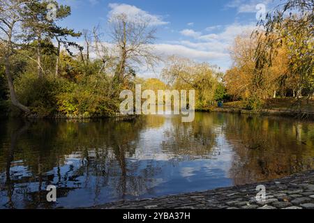 STOCKTON ON T-SHIRTS, GROSSBRITANNIEN. OKTOBER 2024. Ein allgemeiner Blick auf den See im Ropner Park, Stockton on Tees, England. Parks und Grünflächen im ganzen Vereinigten Königreich sind derzeit von Kürzungen durch den rat bedroht. Quelle: MI News & Sport /Alamy Live News Stockfoto