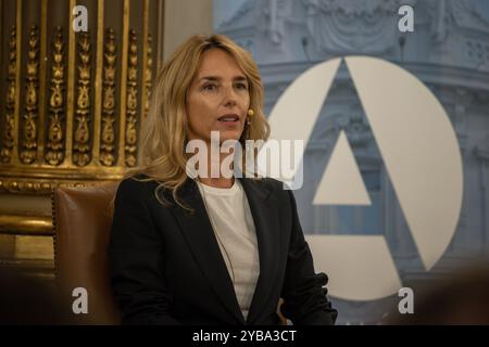 Madrid, Spanien. Oktober 2024. Cayetena Álvarez de Toledo, Mitglied des Spanischen Abgeordnetenkongresses bei der Präsentation eines Buches. Der ehemalige chilenische Präsident Eduardo frei Ruiz - Tagle präsentierte das Buch 'Chile 2050. Ein Land. Vier Präsidenten in der Casa America in Madrid. Quelle: SOPA Images Limited/Alamy Live News Stockfoto