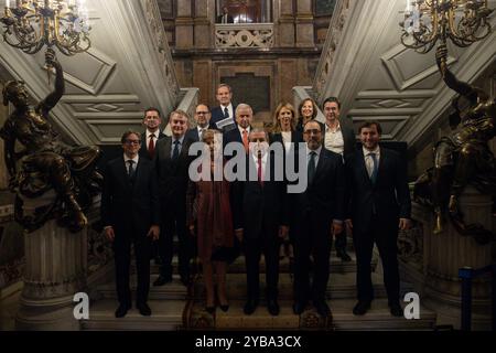 Madrid, Spanien. Oktober 2024. Familienfoto vor der Präsentation eines Buches im Casa America. Der ehemalige chilenische Präsident Eduardo frei Ruiz - Tagle präsentierte das Buch 'Chile 2050. Ein Land. Vier Präsidenten in der Casa America in Madrid. Quelle: SOPA Images Limited/Alamy Live News Stockfoto